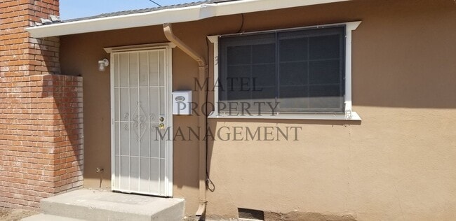 Building Photo - GIL560