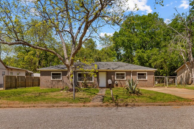 Building Photo - Charming & Newly Renovated 4 Bedroom 2 Bat...