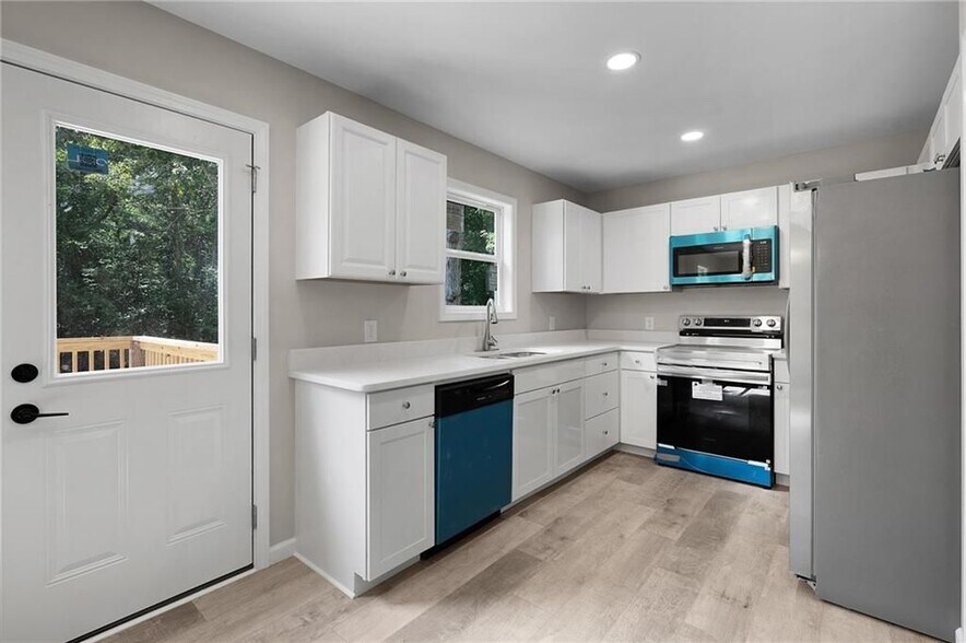 Building Photo - 135 Holly Creek Dr