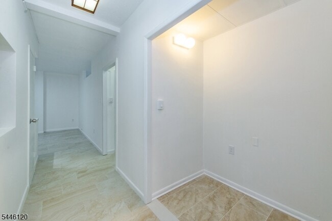 Building Photo - 467 Valley St