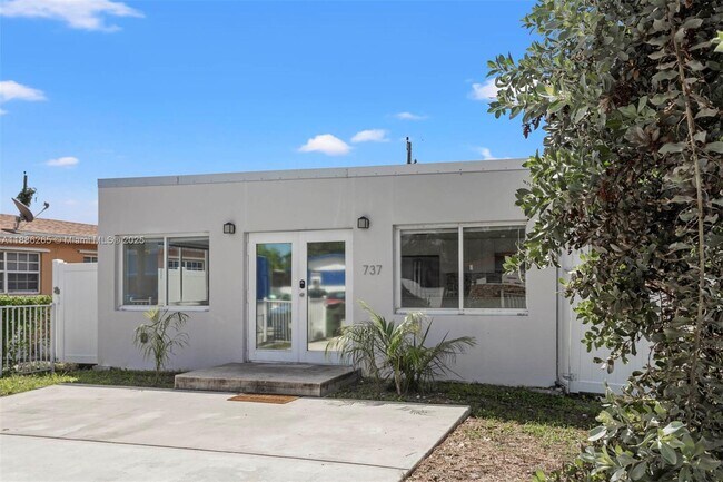 Primary Photo - 737 NW 4th St