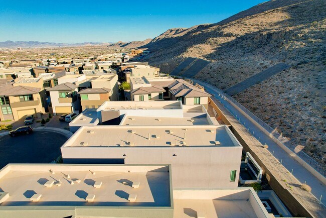Building Photo - Mesa Ridge Luxury Oasis Feathertop