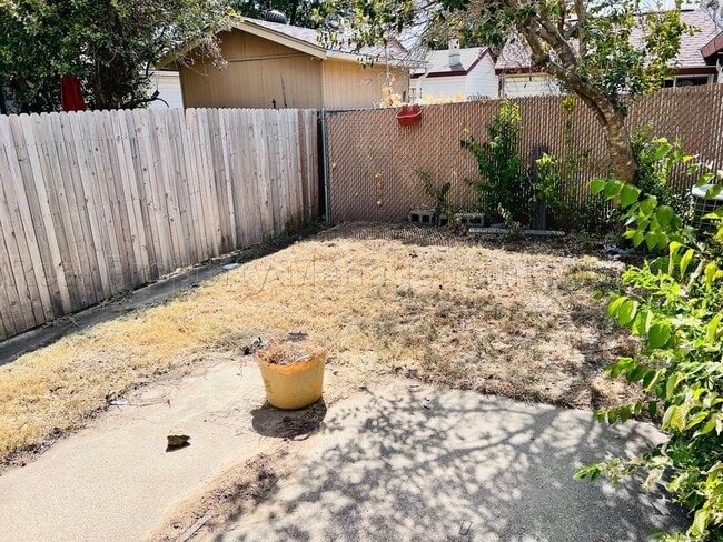 Building Photo - Charming 2 bedroom 1-bathroom Duplex unit ...