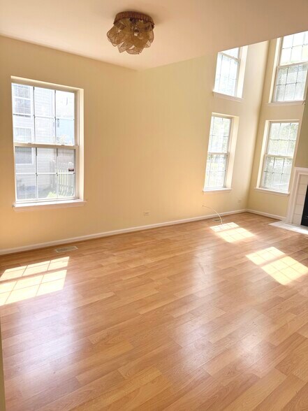 Building Photo - 1329 Newport St