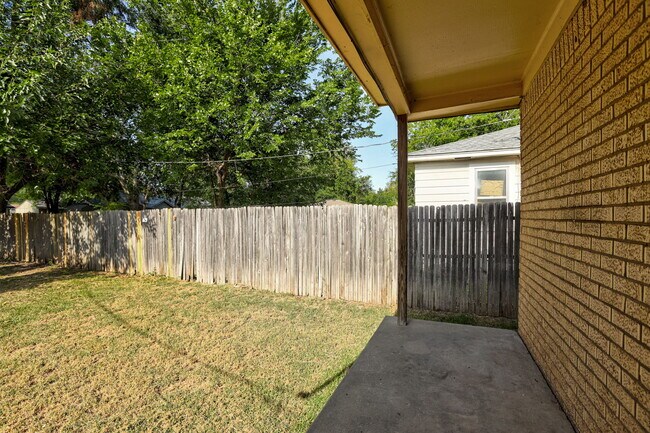 Building Photo - 912 Garver St