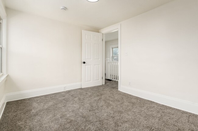 Building Photo - 479 Siebert St