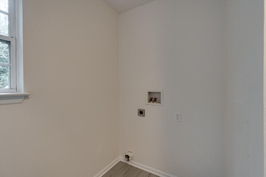 Building Photo - 913 Sylvan Dr