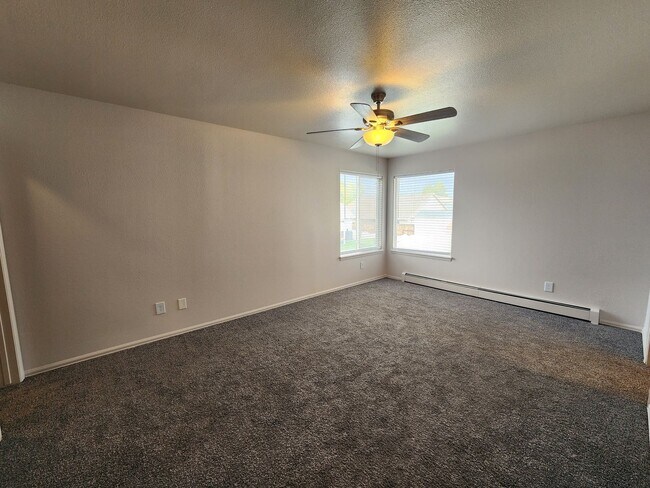 Building Photo - 4 Bed, 2 1/2 Bath in Fruitvale