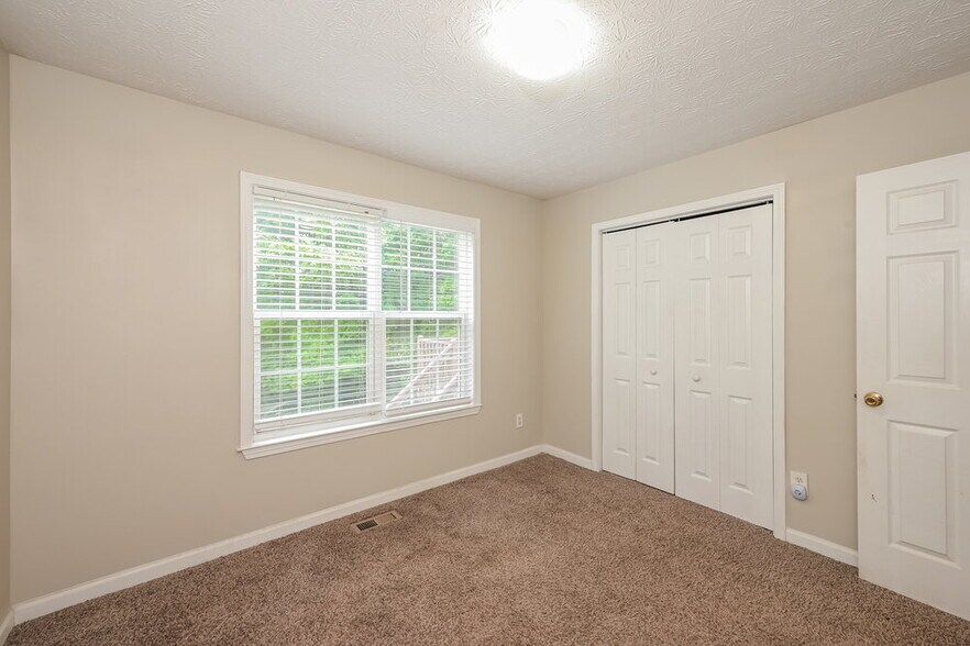 Building Photo - 577 Paradise Cir