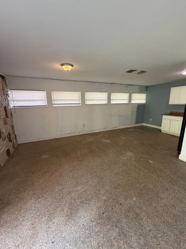 Building Photo - Simple & small 2BR Duplex