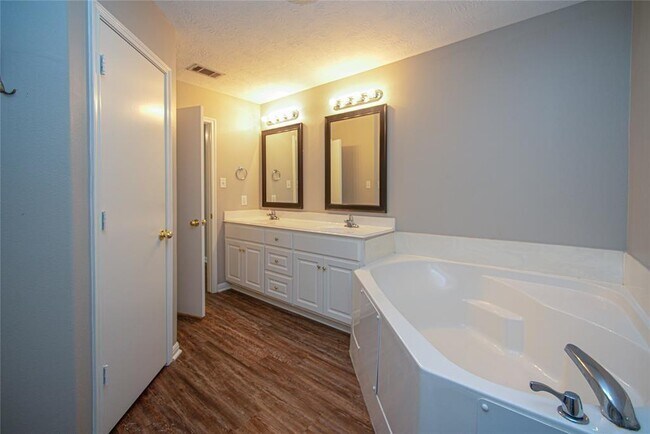 Building Photo - 16384 Sun View Ln