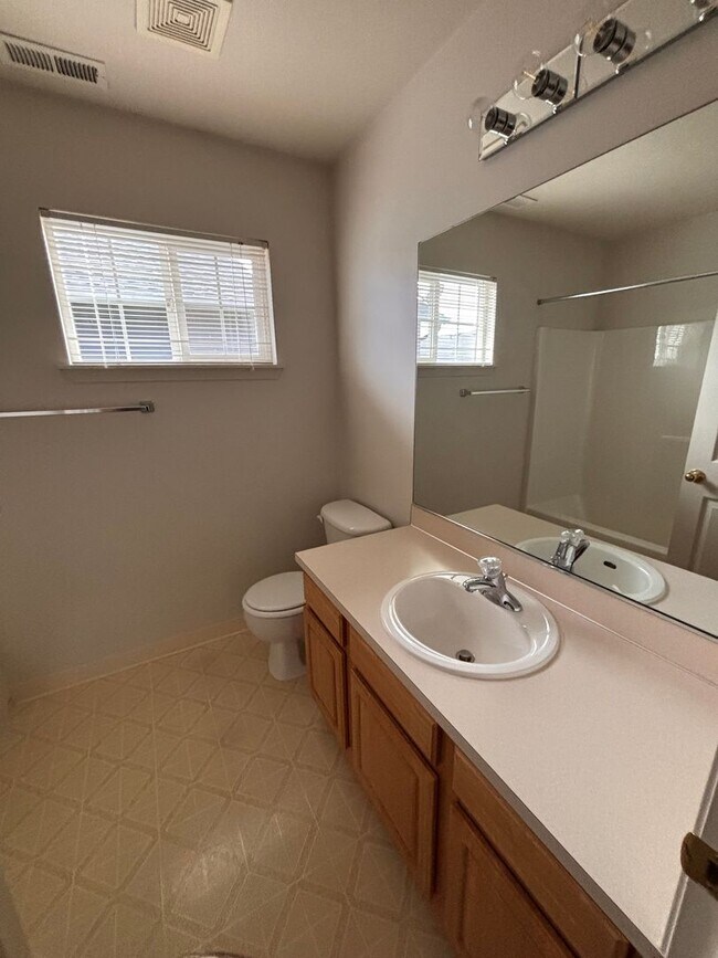 Building Photo - 3 Bedroom in Lexington Neighborhood