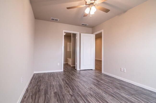 Building Photo - 2127 N Texas Ave