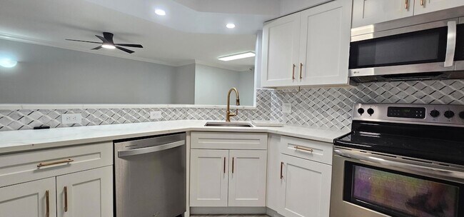 Building Photo - 400 Scotia Dr