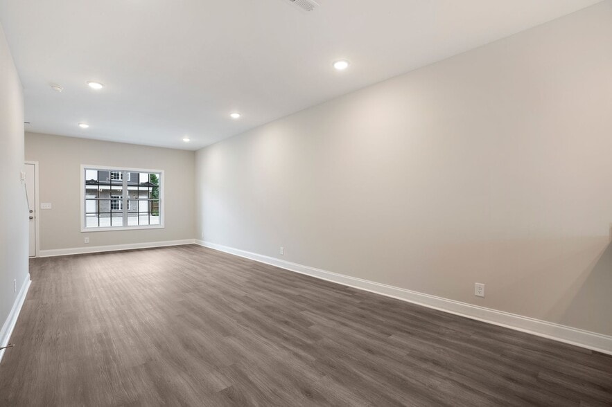 Building Photo - Excell Pointe 3 Bedroom Townhomes