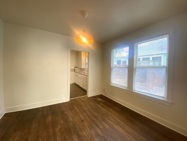 Building Photo - 4 Bedroom in Hyde Park!  Prelease for Augu...