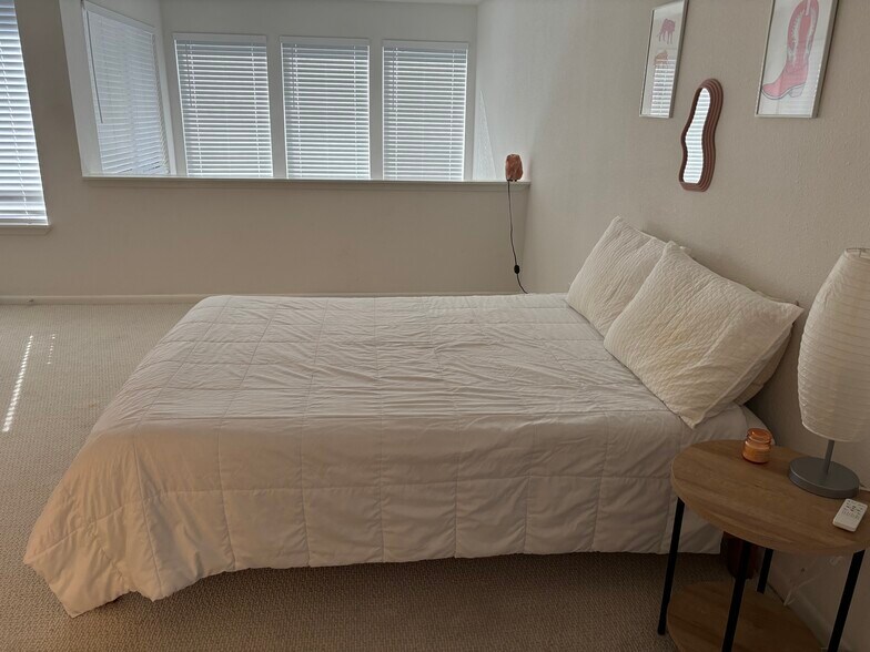 Large upstairs lofted bedroom-queen bed included - 1914 Harbour Dr