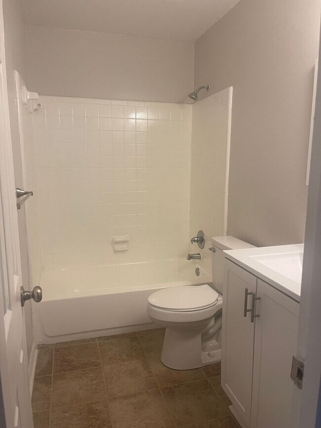 Building Photo - 133 Seminole Ave