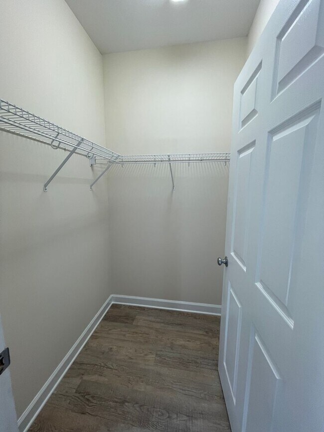 Building Photo - Wonderful location and features for this s...