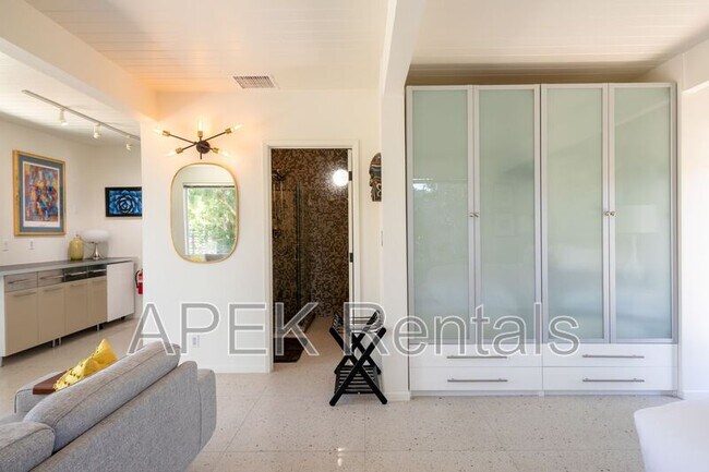 Building Photo - 2204 W Acacia Rd