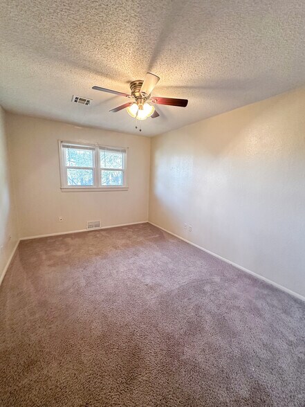 Building Photo - 924 NW Runyon Rd