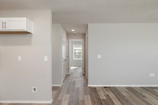 Building Photo - 3 bedroom duplex-Westbury Gardens!