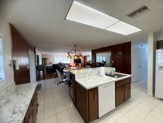 Building Photo - 19 Windy Point Rd