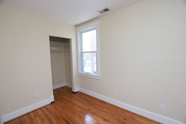 Building Photo - Spacious 3-Bedroom Manchester Apartment wi...