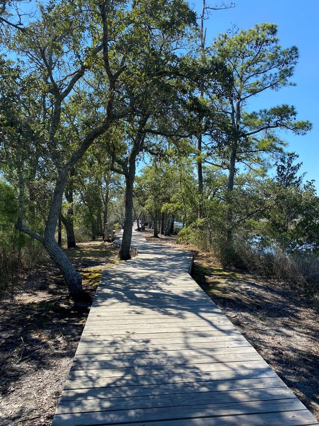 Building Photo - 4 Bed, 2.5 Bath located in Mimosa Bay Comm...