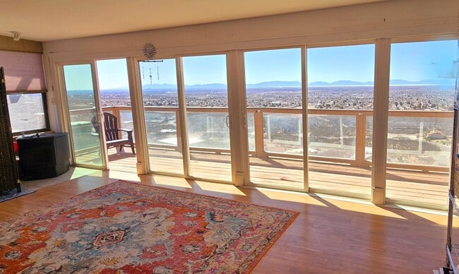 Building Photo - Unique location, breathtaking views, wonde...
