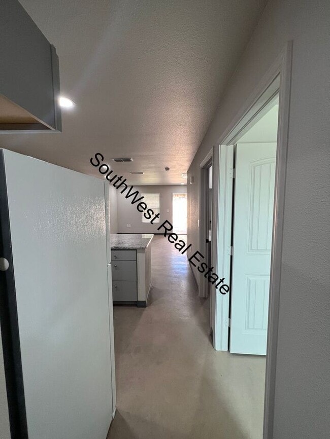Building Photo - Spacious 2 bedroom 2 Bath apartment