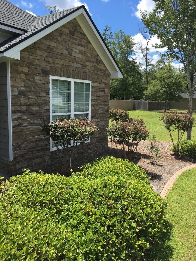 Building Photo - Luxurious 3BR/2BA Home with Stunning Backy...