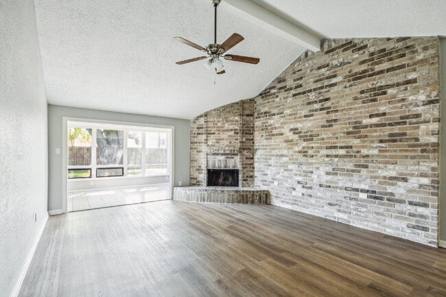 Building Photo - Charming & Spacious Home in La Porte!
