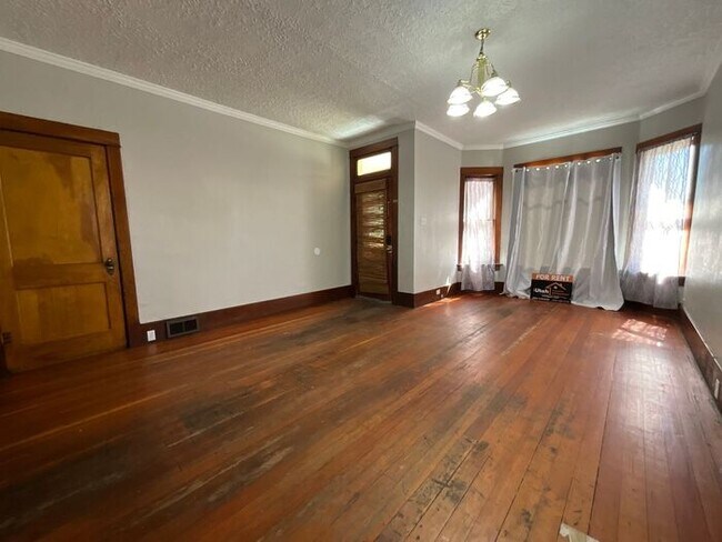 Building Photo - 3 bedroom 2 bath 1 car garage Home- Small Dog Friendly