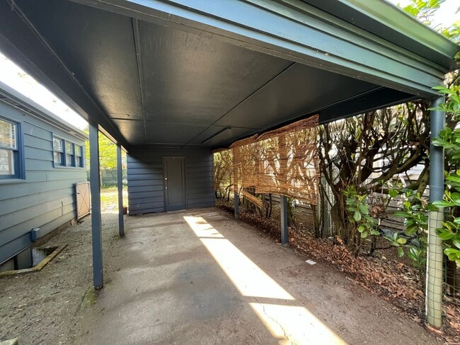 Building Photo - Wonderful 2 Bd 1 Ba home in Woodstock! Covered driveway, Large yard and Shop/Shed !!!