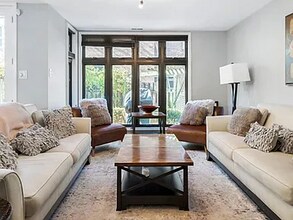 Building Photo - 3 bedroom in Chicago IL 60614