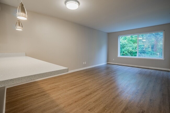 Interior Photo - 1800 Eastlake Apts (Scenic)