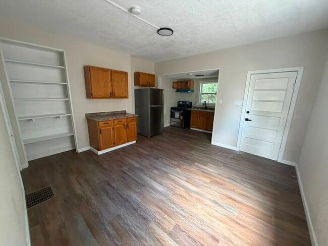 Building Photo - Welcome Home! Bright, Spacious, and Ready for New Residents
