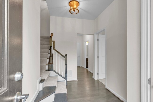 Building Photo - Luxurious 4 Bed 4.5 Bath Brick Townhome In...