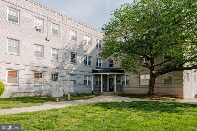 Building Photo - 3868 9th St SE