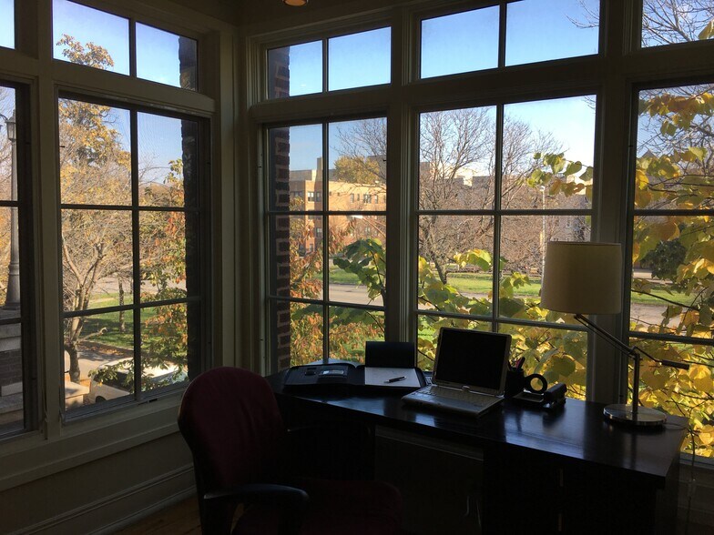 Sun Room / Boulevard View - 1844 Humboldt N Blvd