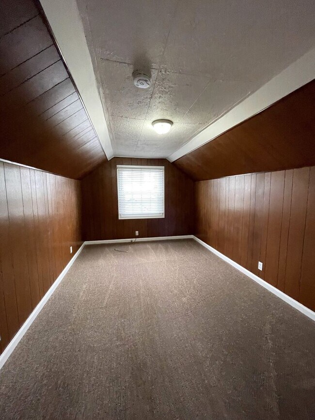 Building Photo - Renovated 3 Bed, 2 Bath House with Large Yard