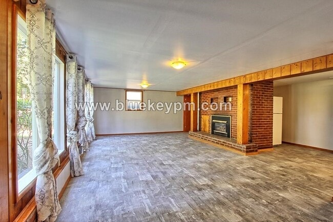 Building Photo - Spacious  3 Bed, 1 Bath  Daylight Basement...