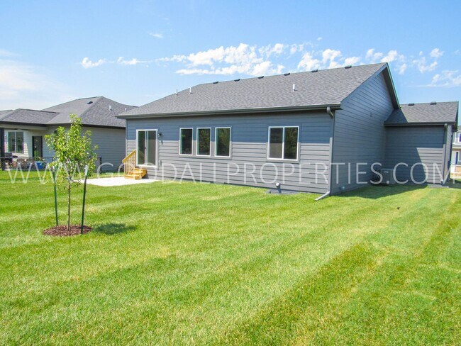 Building Photo - Beautiful ranch home with over 2000 finish...