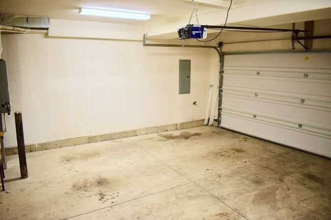 Building Photo - Beautiful Beaverton Townhouse