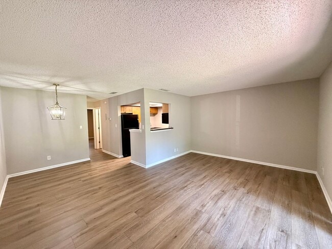 Building Photo - STRATFORD CONVENIENT 1/1 CONDO IN SEMINOLE...