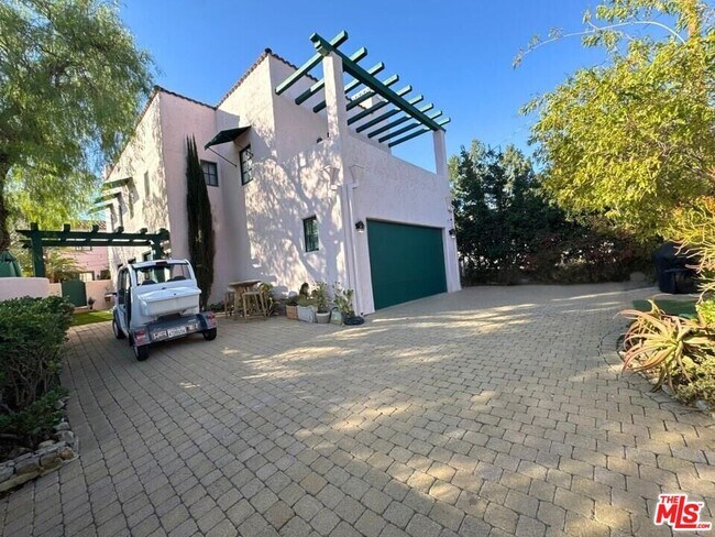 Primary Photo - 202 Canada St