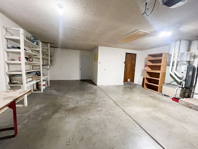 Building Photo - 3 Bedroom, 2 bath 1836 sqft House in Sunset Village