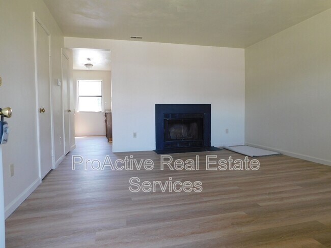 Building Photo - 215 Greenbrier Ave
