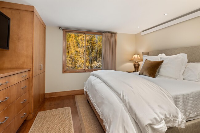 Building Photo - 1020 E Hopkins Ave